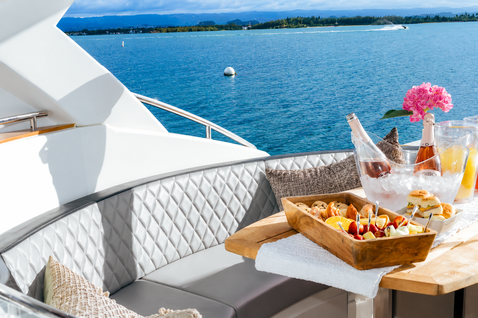 San Juan Luxury Yacht – 40ft (Up to 8 Guests)